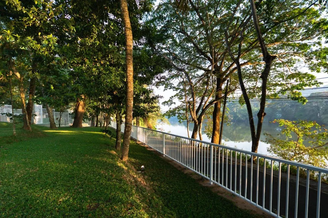 Hotel Waters Spring Kandy